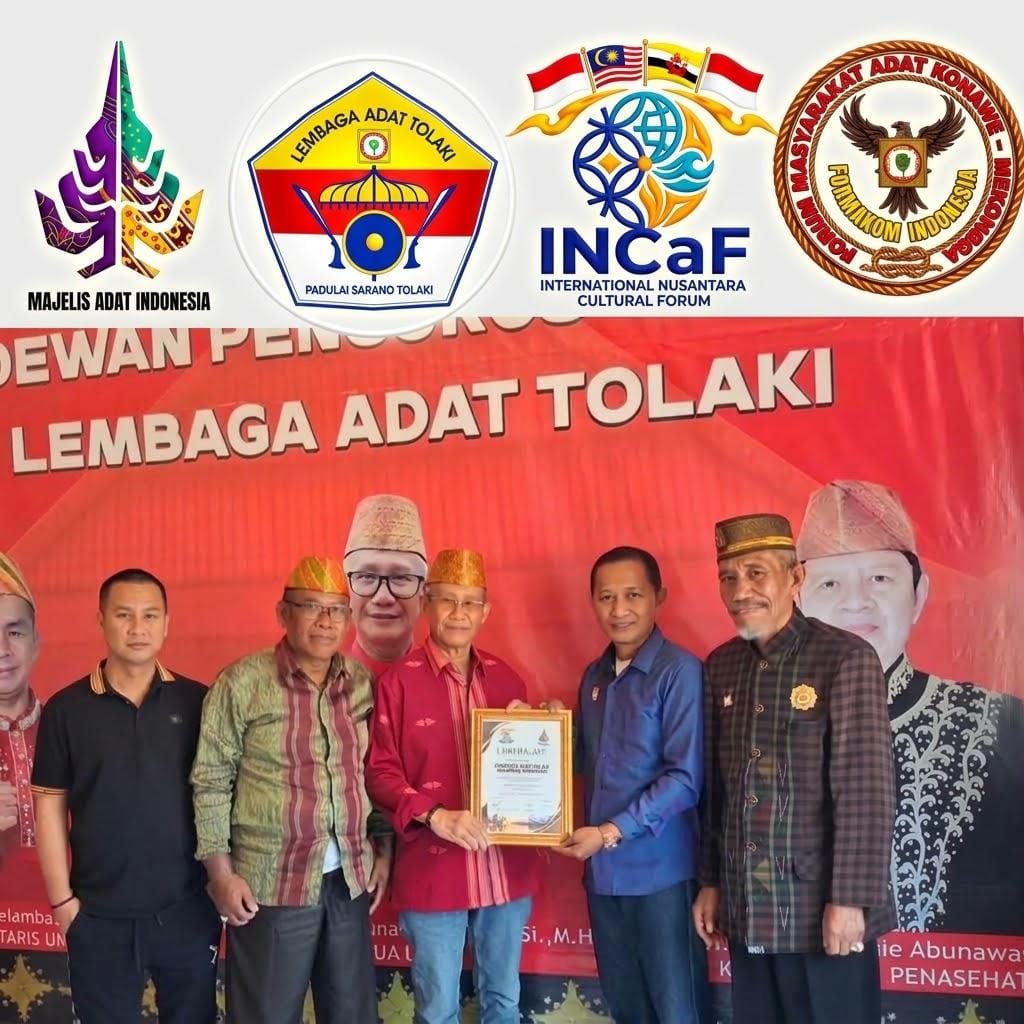 Asrif Banasuru Hands over the Mangkasara' Molulo Certificate of Appreciation to the Mokole of the Konawe Kingdom